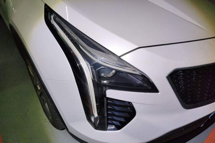 Used Cadillac XT4 2018 28T Two-Wheel Drive Luxury Sport Model Right Front Headlight