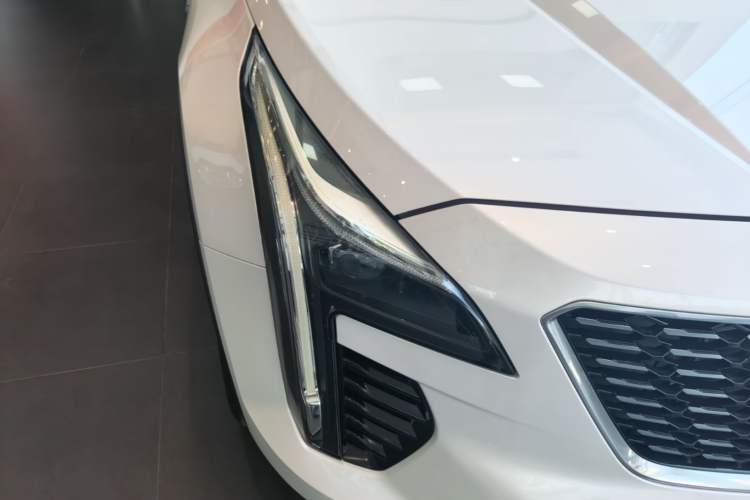 Used Cadillac XT4 2018 28T Two-Wheel Drive Leading Version Right Front Headlight
