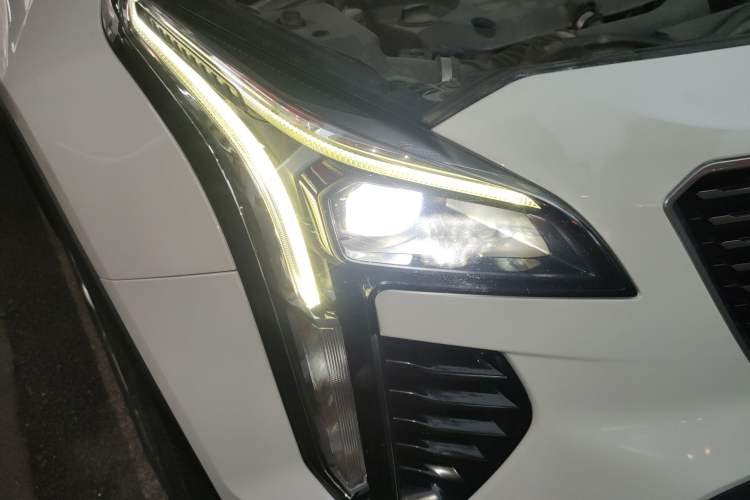 Used Cadillac XT4 2018 28T Two-Wheel Drive Tech Version Right Front Headlight