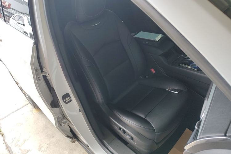 Used Cadillac XT4 2018 28T Two-Wheel-Drive Luxury Model Right Front Seat