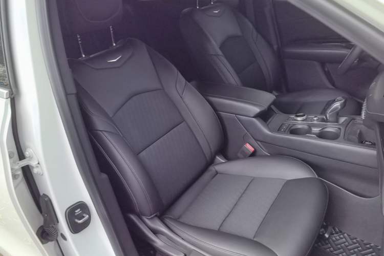 Used Cadillac XT4 2018 28T Two-Wheel Drive Tech Version Right Front Seat