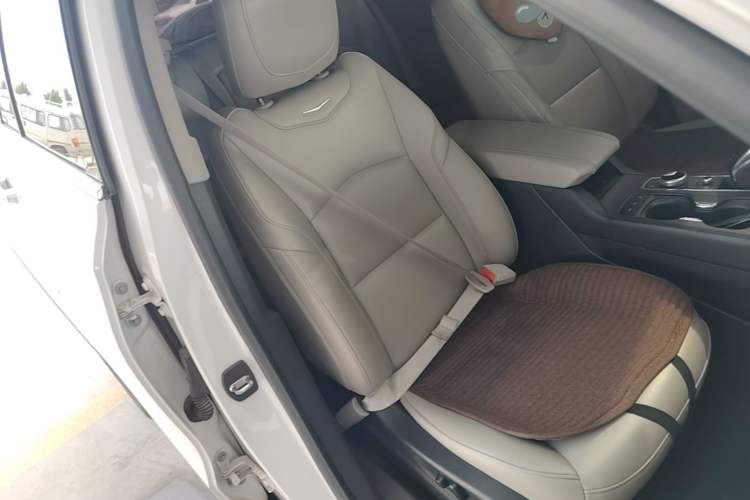 Used Cadillac XT4 2018 28T Two-Wheel-Drive Luxury Model Right Front Seat