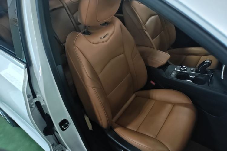 Used Cadillac XT4 2018 28T 4x4 Platinum Edition Right Front Seat