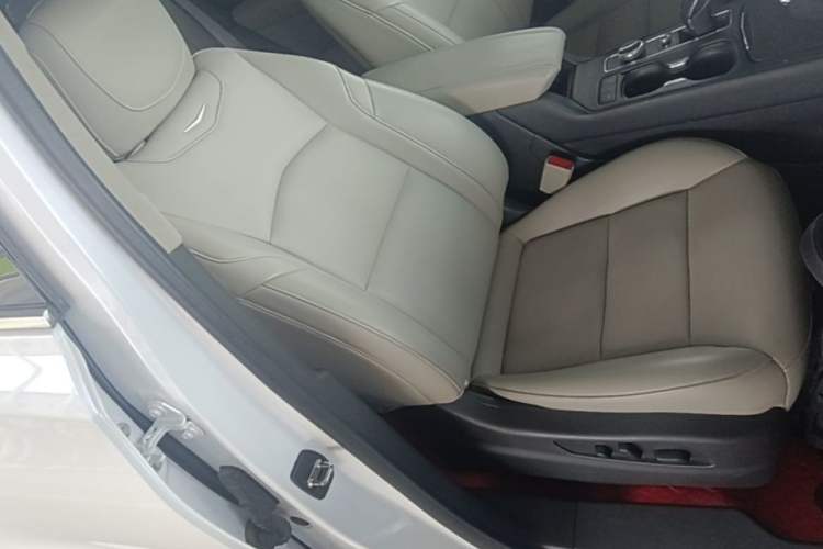 Used Cadillac XT4 2018 28T Two-Wheel-Drive Luxury Model Right Front Seat
