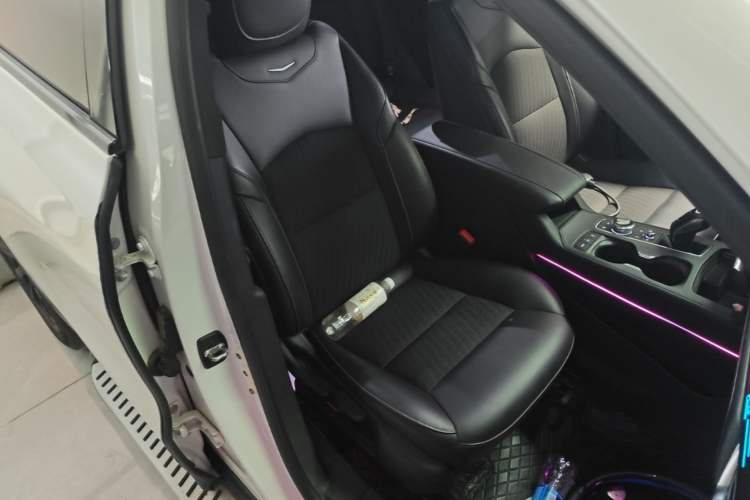 Used Cadillac XT4 2018 28T Two-Wheel Drive Tech Version Right Front Seat