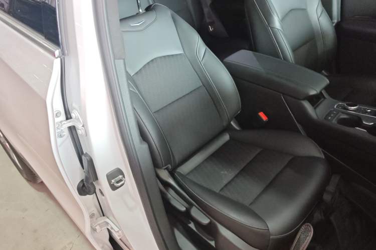 Used Cadillac XT4 2018 28T Two-Wheel Drive Tech Version Right Front Seat