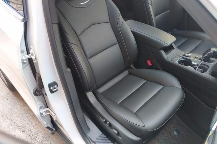 Used Cadillac XT4 2018 28T Two-Wheel Drive Leading Version Right Front Seat
