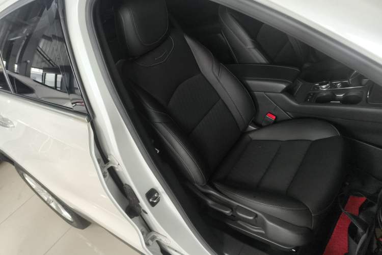 Used Cadillac XT4 2018 28T Two-Wheel Drive Tech Version Right Front Seat