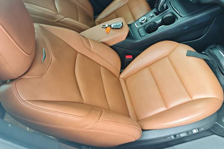 Used Cadillac XT4 2018 28T 4x4 Platinum Edition Right Front Seat