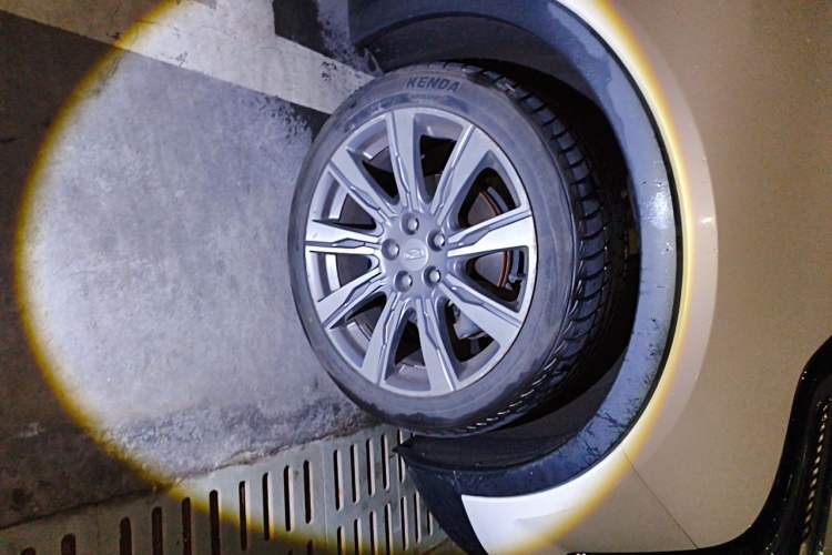 Used Cadillac XT4 2018 28T 4x4 Platinum Edition Right Front Wheel Hub