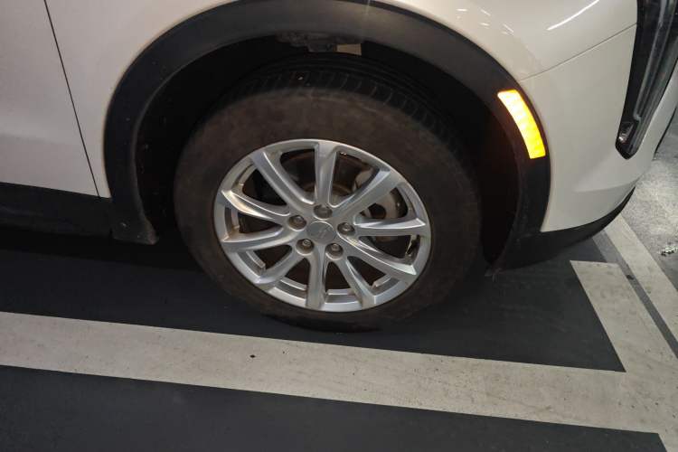Used Cadillac XT4 2018 28T Two-Wheel Drive Tech Version Right Front Wheel Hub