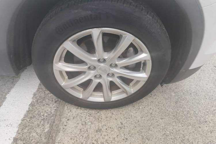 Used Cadillac XT4 2018 28T Two-Wheel Drive Tech Version Right Front Wheel Hub