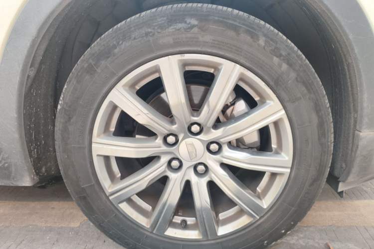 Used Cadillac XT4 2018 28T Two-Wheel-Drive Luxury Model Right Front Wheel Hub