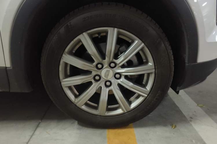 Used Cadillac XT4 2018 28T Two-Wheel-Drive Luxury Model Right Front Wheel Hub