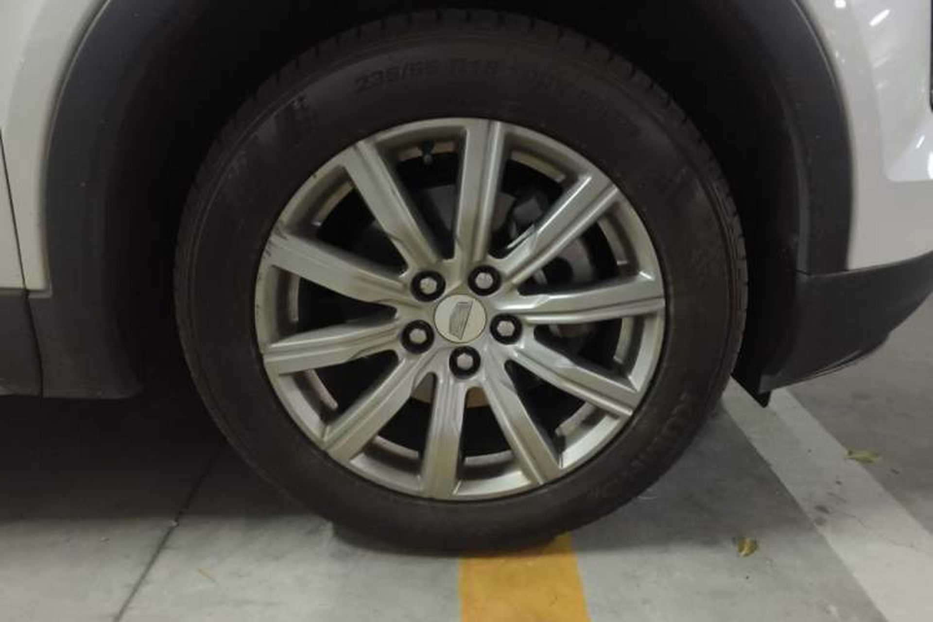 Used Cadillac XT4 2018 28T Two-Wheel-Drive Luxury Model Right Front Wheel Hub