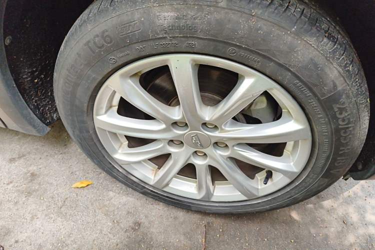 Used Cadillac XT4 2018 28T Two-Wheel Drive Tech Version Right Front Wheel Hub