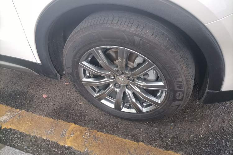 Used Cadillac XT4 2018 28T Two-Wheel-Drive Luxury Model Right Front Wheel Hub