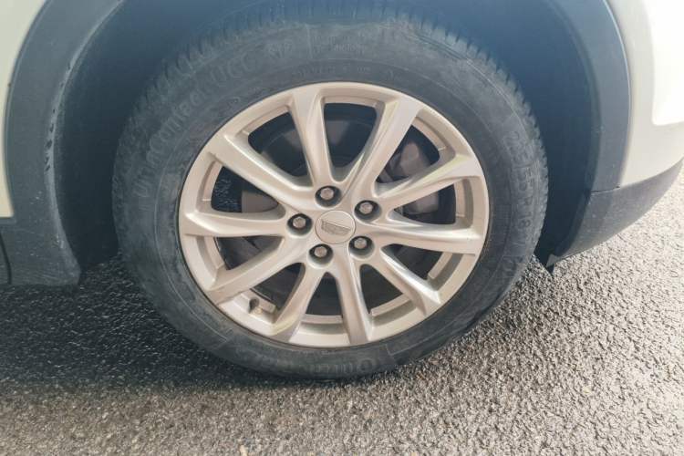 Used Cadillac XT4 2018 28T Two-Wheel Drive Tech Version Right Front Wheel Hub
