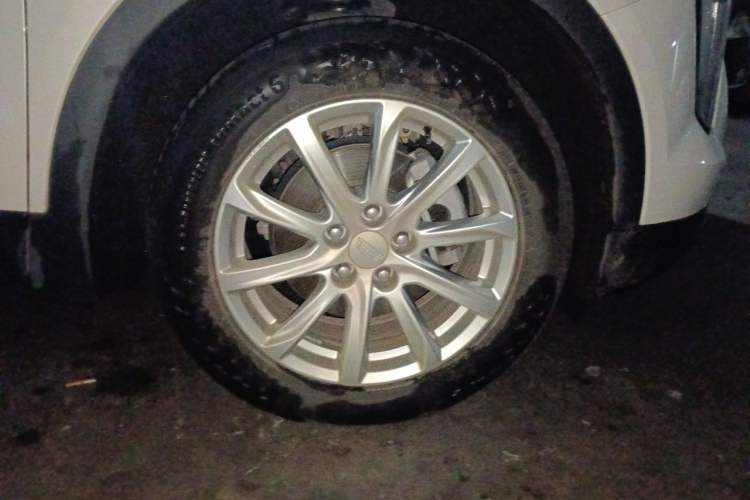 Used Cadillac XT4 2018 28T Two-Wheel Drive Tech Version Right Front Wheel Hub