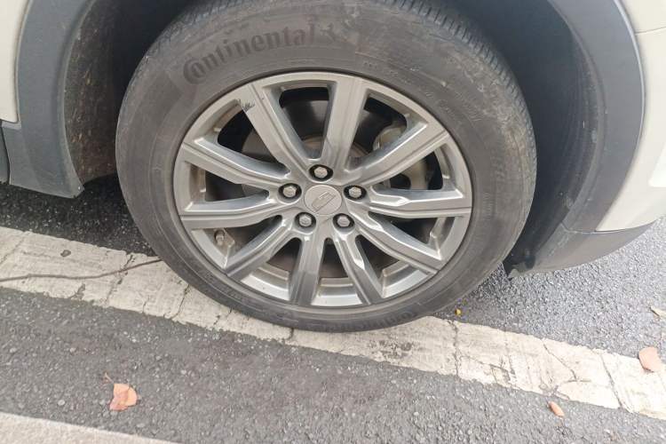 Used Cadillac XT4 2018 28T Two-Wheel-Drive Luxury Model Right Front Wheel Hub