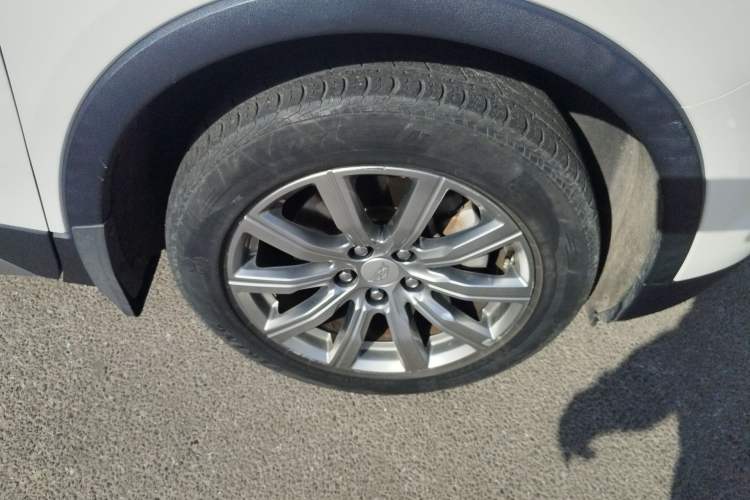Used Cadillac XT4 2018 28T Two-Wheel-Drive Luxury Model Right Front Wheel Hub