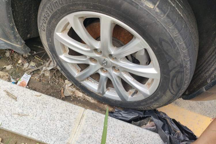 Used Cadillac XT4 2018 28T Two-Wheel Drive Tech Version Right Front Wheel Hub