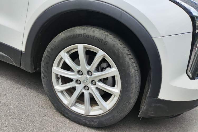 Used Cadillac XT4 2018 28T Two-Wheel Drive Tech Version Right Front Wheel Hub