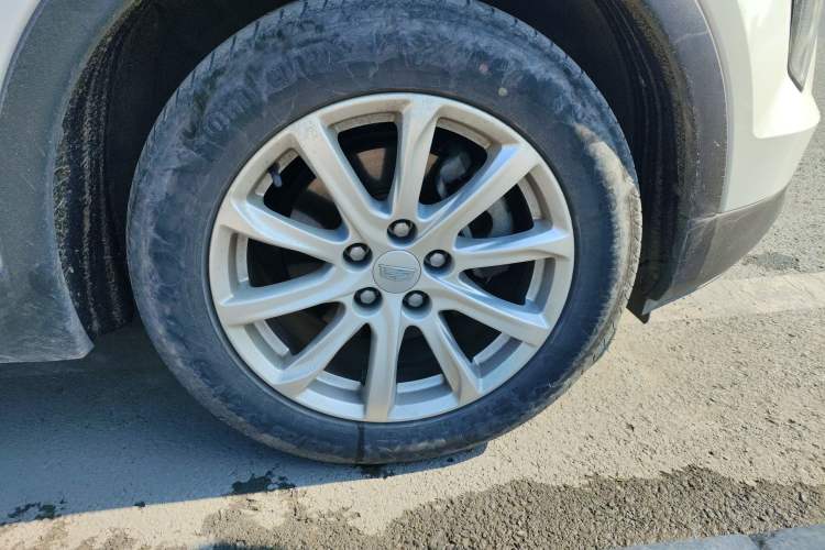 Used Cadillac XT4 2018 28T Two-Wheel Drive Tech Version Right Front Wheel Hub