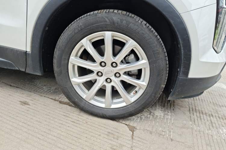 Used Cadillac XT4 2018 28T Two-Wheel Drive Tech Version Right Front Wheel Hub