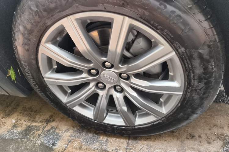 Used Cadillac XT4 2018 28T Two-Wheel-Drive Luxury Model Right Front Wheel Hub