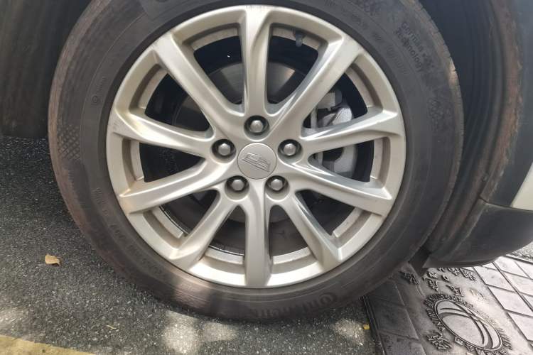 Used Cadillac XT4 2018 28T Two-Wheel Drive Tech Version Right Front Wheel Hub