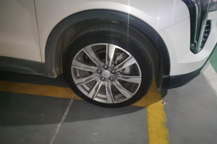 Used Cadillac XT4 2018 28T 4x4 Platinum Edition Right Front Wheel Hub