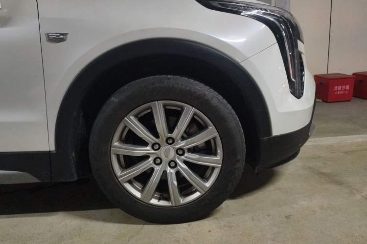 Used Cadillac XT4 2018 28T Two-Wheel-Drive Luxury Model Right Front Wheel Hub