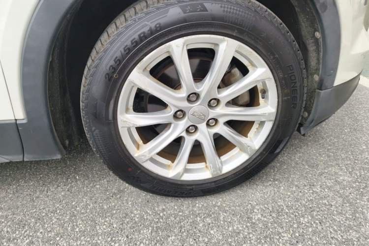 Used Cadillac XT4 2018 28T Two-Wheel Drive Tech Version Right Front Wheel Hub