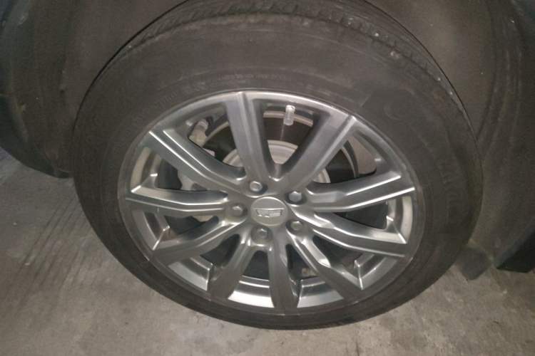 Used Cadillac XT4 2018 28T Two-Wheel-Drive Luxury Model Right Front Wheel Hub