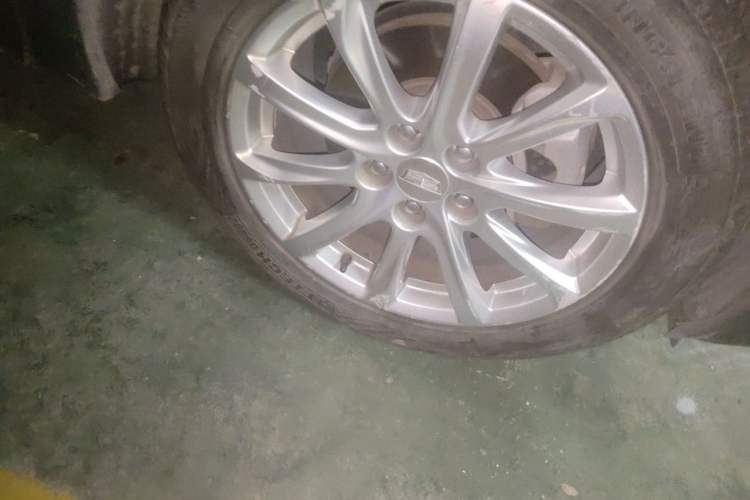 Used Cadillac XT4 2018 28T Two-Wheel Drive Tech Version Right Front Wheel Hub