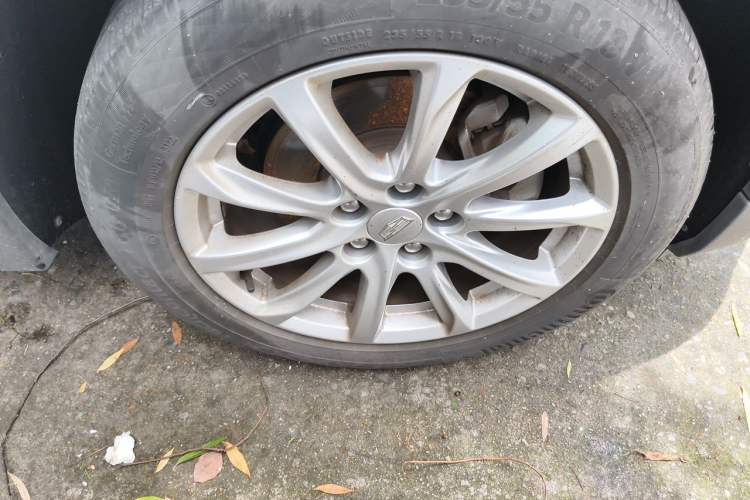 Used Cadillac XT4 2018 28T Two-Wheel Drive Tech Version Right Front Wheel Hub