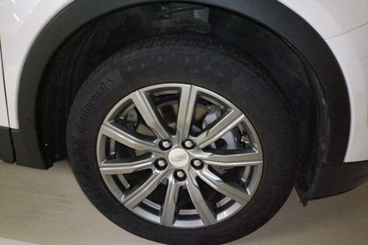 Used Cadillac XT4 2018 28T Two-Wheel-Drive Luxury Model Right Front Wheel Hub