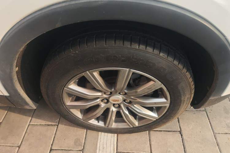 Used Cadillac XT4 2018 28T Two-Wheel-Drive Luxury Model Right Front Wheel Hub
