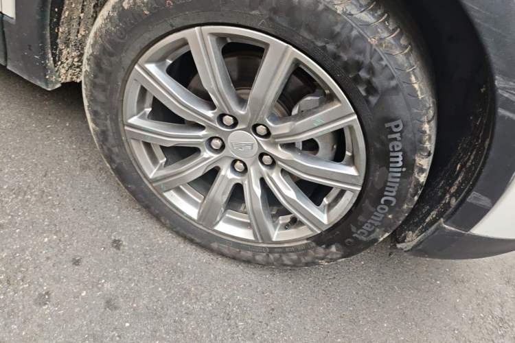 Used Cadillac XT4 2018 28T Two-Wheel-Drive Luxury Model Right Front Wheel Hub
