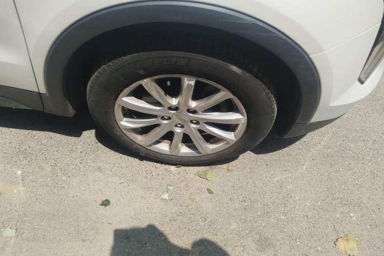 Used Cadillac XT4 2018 28T Two-Wheel Drive Tech Version Right Front Wheel Hub