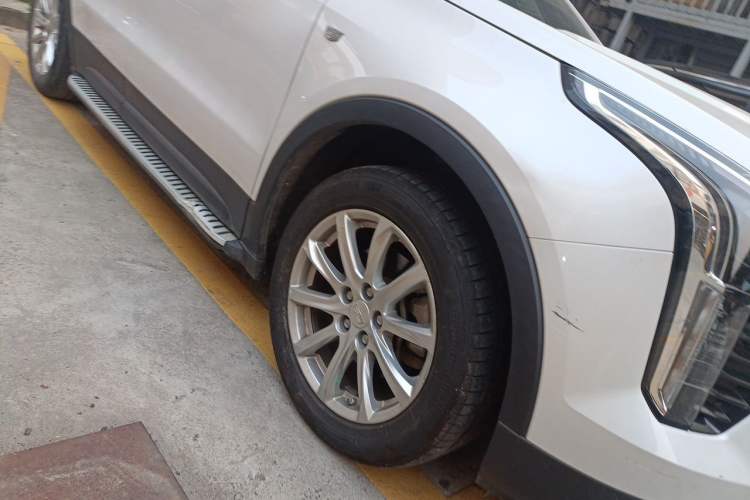Used Cadillac XT4 2018 28T Two-Wheel Drive Tech Version Right Front Wheel Hub