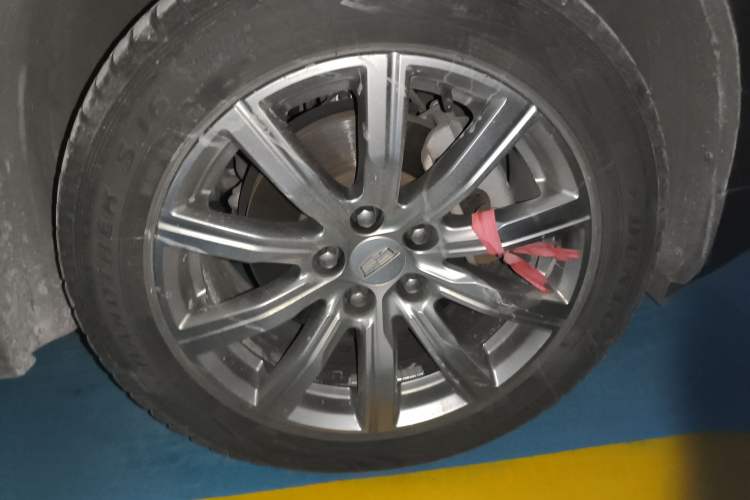 Used Cadillac XT4 2018 28T Two-Wheel-Drive Luxury Model Right Front Wheel Hub