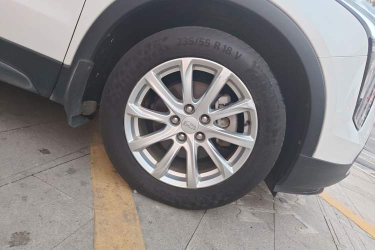 Used Cadillac XT4 2018 28T Two-Wheel Drive Tech Version Right Front Wheel Hub
