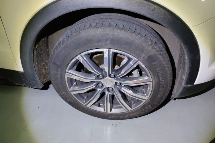 Used Cadillac XT4 2018 28T Two-Wheel Drive Luxury Sport Model Right Front Wheel Hub