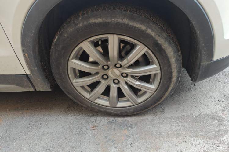 Used Cadillac XT4 2018 28T Two-Wheel-Drive Luxury Model Right Front Wheel Hub