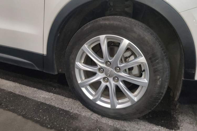Used Cadillac XT4 2018 28T Two-Wheel Drive Tech Version Right Front Wheel Hub