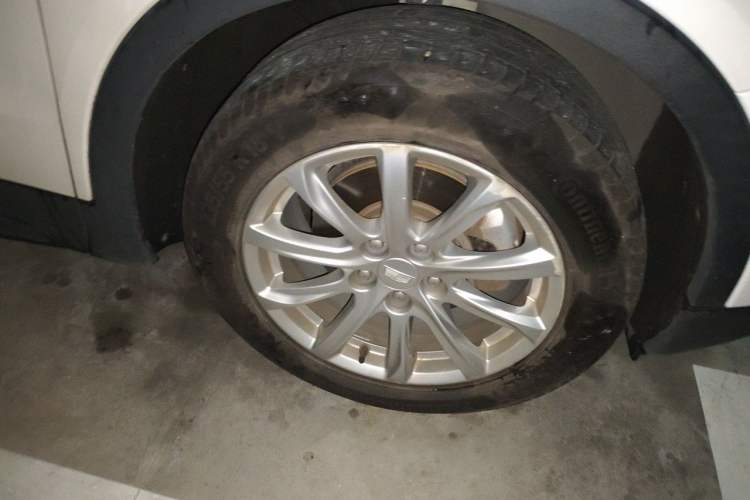 Used Cadillac XT4 2018 28T Two-Wheel Drive Tech Version Right Front Wheel Hub