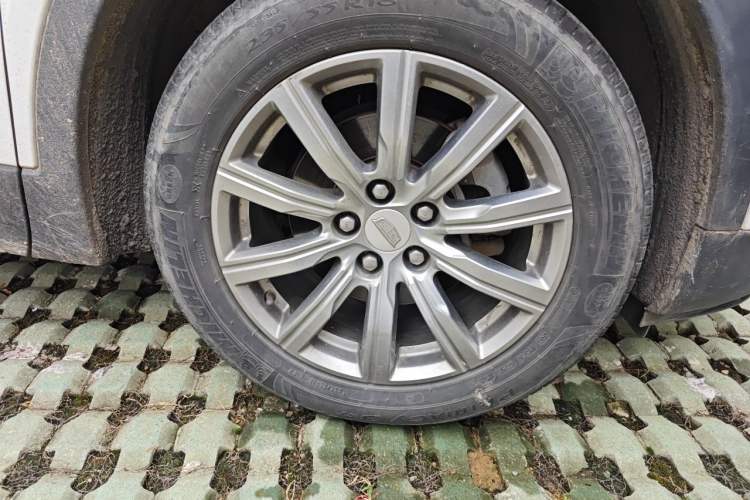 Used Cadillac XT4 2018 28T Two-Wheel-Drive Luxury Model Right Front Wheel Hub
