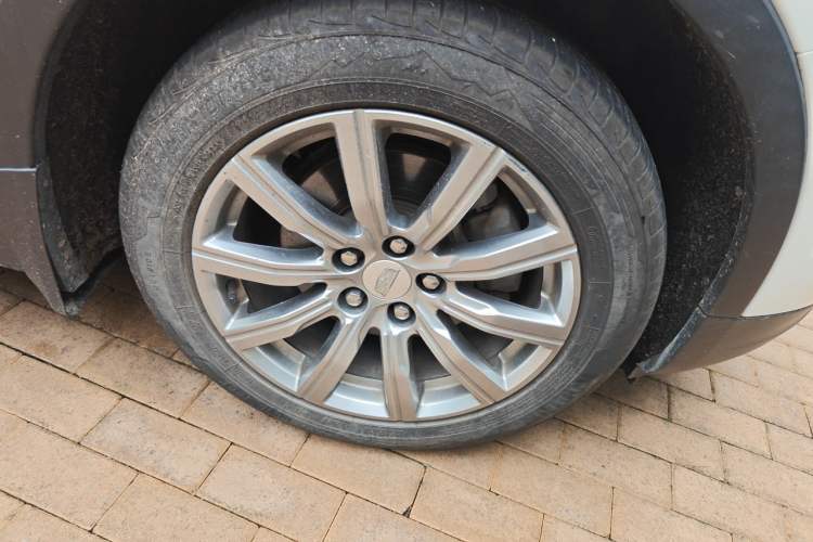 Used Cadillac XT4 2018 28T Two-Wheel-Drive Luxury Model Right Front Wheel Hub